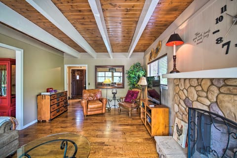 Bright Lake Arrowhead Home w/ Spacious Deck! Haus in Lake Arrowhead