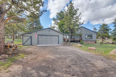 Cozy Red Feather Lakes Retreat w/ Deck & Yard House in Red Feather Lakes