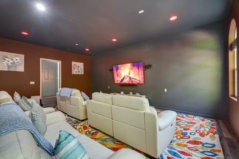 Immaculate Poconos Lodge: Home Theater & Fire Pits House in Tunkhannock Township