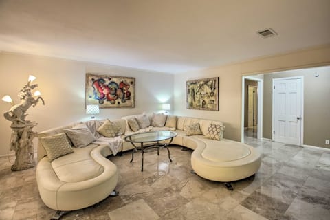 3 Mi to Oaklawn Racing: Spacious Home w/ Hot Tub House in Hot Springs