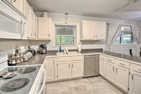 3 Mi to Oaklawn Racing: Spacious Home w/ Hot Tub House in Hot Springs