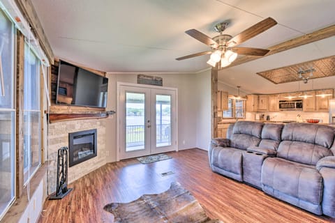 Lakefront Granbury Home, Boat Dock On-Site! House in Granbury