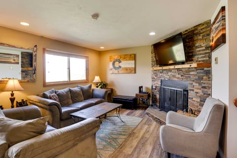 Silverthorne Townhome w/ Deck: 4 Mi to Marina Apartment in Wildernest