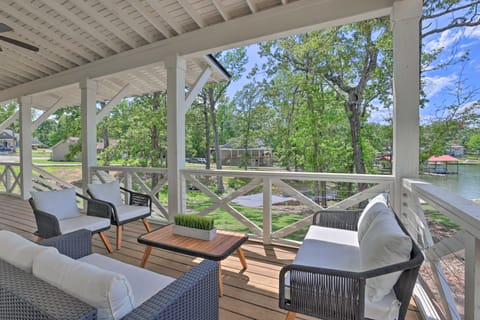 Luxe Lakefront Getaway w/ Porch + Water View! Casa in Lake Martin