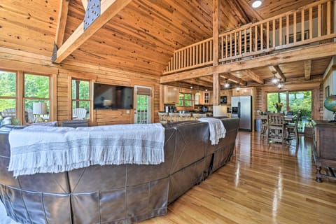 Idyllic 'Lakeview Lodge' w/ Private Hot Tub! House in Tennessee