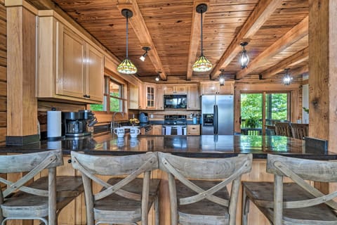Idyllic 'Lakeview Lodge' w/ Private Hot Tub! House in Tennessee