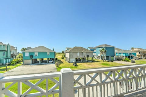 Coastal Crystal Beach Escape: Walk to Shore! House in Bolivar Peninsula