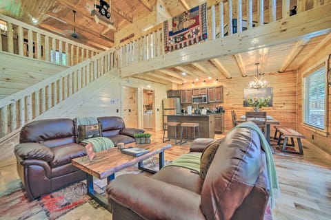 20 Mi to Dollywood: Cabin w/ Hot Tub in Gatlinburg House in Pittman Center