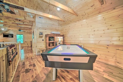 20 Mi to Dollywood: Cabin w/ Hot Tub in Gatlinburg House in Pittman Center