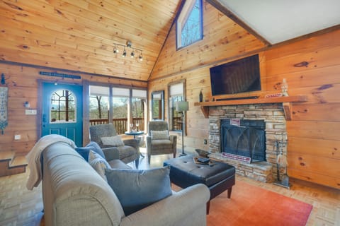 Central Sevierville Cabin w/ Hot Tub & Views! House in Pigeon Forge