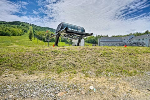 Ski-In/Ski-Out Magic Mountain Condo w/ Deck! Appartement in South Londonderry