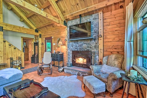 Cozy Mount Snow Chalet w/ Game Room & Hot Tub House in Dover