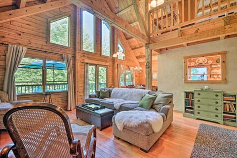 Cozy Mount Snow Chalet w/ Game Room & Hot Tub House in Dover