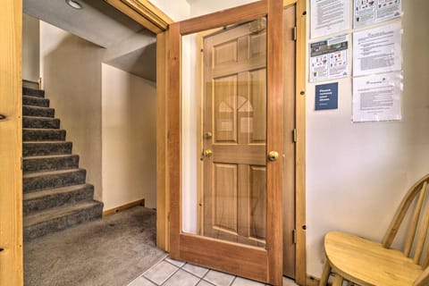 < 8 Mi to Donner Lake: Home w/ Deck + Balcony! House in Truckee