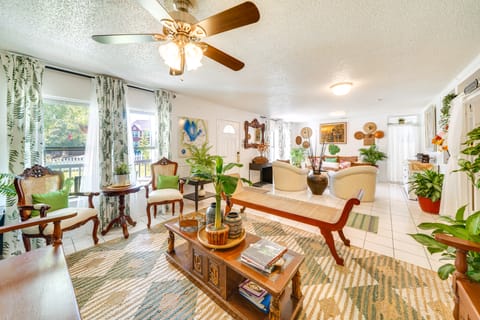 Spacious Group Retreat: 15 Mi to Dtwn San Antonio! Villa in San Antonio