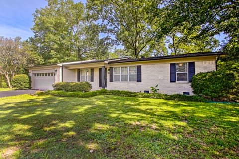 Charming Hot Springs Home w/ Sunroom & Yard House in Rockwell