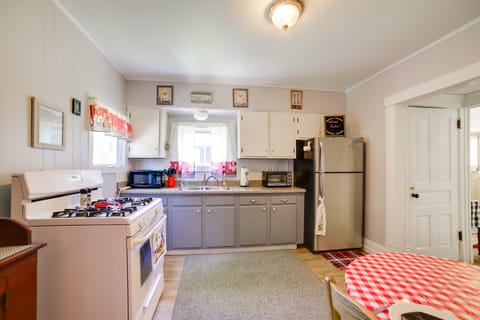 Fire Pit, BBQ & Yard: Family Home in Adrian House in Ohio