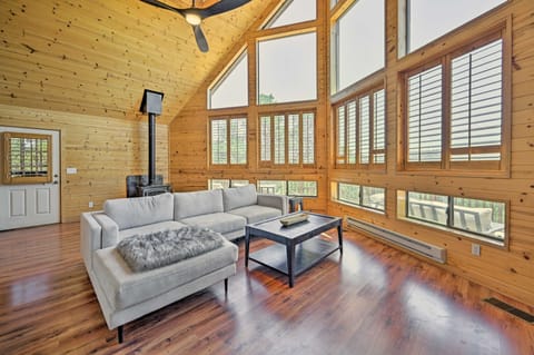 Chalet-Style Cabin w/ Wraparound Deck & Views Haus in Strawberry