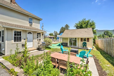 Cheery Family Escape w/ Game Room & Fire Pit! House in Queensbury