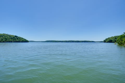 Noteworthy Cabin: Grill, Walk to Beaver Lake! House in Beaver Lake