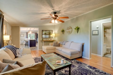 Noteworthy Cabin: Grill, Walk to Beaver Lake! House in Beaver Lake