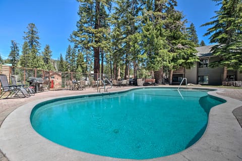 Elegant Mountain-View Condo < 1 Mi to Lifts! Apartment in Mammoth Lakes