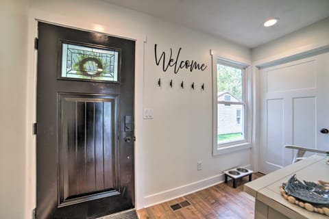 Newly Built Gilletts Lake Gem: Dock & Hot Tub House in Ohio