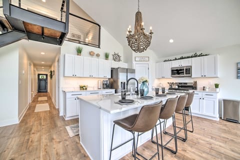 Newly Built Gilletts Lake Gem: Dock & Hot Tub House in Ohio