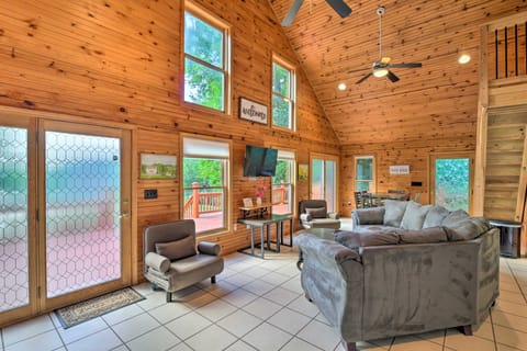 Ohio River Views: Home w/ Fireplace & Deck! House in Indiana