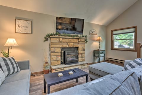 Inviting Poconos Vacation Rental w/ Amenity Access Maison in Coolbaugh Township