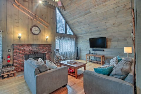 Rustic Madison Cabin Retreat w/ Deck & Grill! Haus in Madison