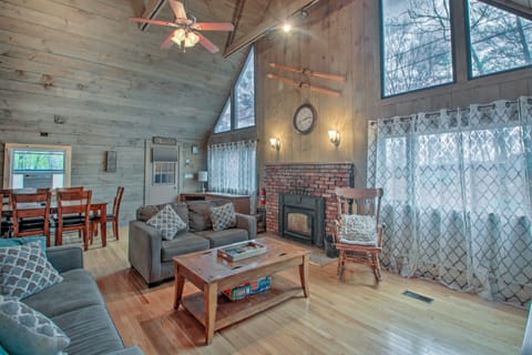 Rustic Madison Cabin Retreat w/ Deck & Grill! Haus in Madison