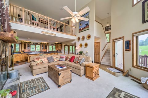 Spruce Pine Retreat w/ Gas Grill + Mtn Views! Casa in Mitchell County