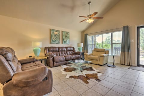 Pet-Friendly Home w/ Deck: 1 Mi to Canyon Lake Fun House in Canyon Lake