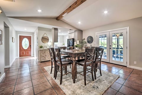 Canyon Lake Hideaway w/ Fire Pit & Yard! House in Canyon Lake