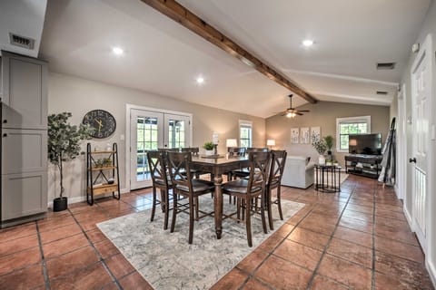 Canyon Lake Hideaway w/ Fire Pit & Yard! House in Canyon Lake