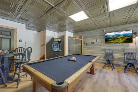 Hot Tub & Resort Perks! Gatlinburg Mtn Retreat House in Gatlinburg