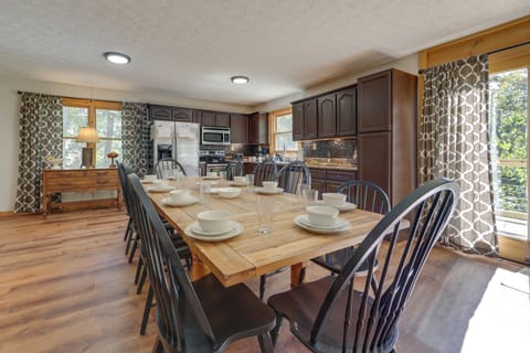 Hot Tub & Resort Perks! Gatlinburg Mtn Retreat House in Gatlinburg