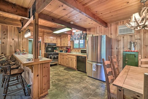 Comfortable Mi-Wuk Village Cabin: Hike & Ski! House in Mi Wuk Village