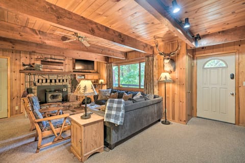 Comfortable Mi-Wuk Village Cabin: Hike & Ski! House in Mi Wuk Village