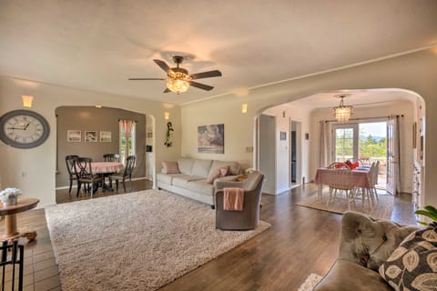 The Old McCullough Home w/ Rooftop Deck, View Casa in Coos Bay