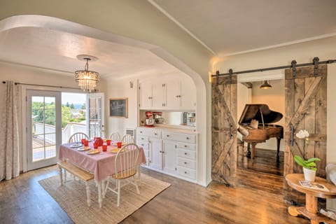 The Old McCullough Home w/ Rooftop Deck, View Casa in Coos Bay