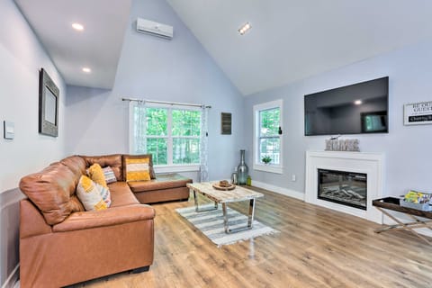 All-Encompassing Cobalt Cottage w/ Game Room! Maison in Middle Smithfield