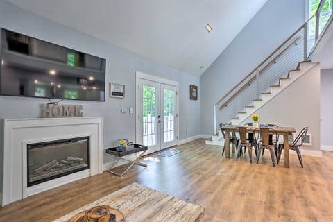All-Encompassing Cobalt Cottage w/ Game Room! Haus in Middle Smithfield