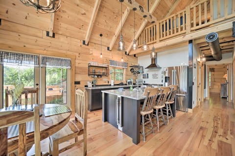 Luxe Log Cabin w/ Modern Finishes & Mtn Views House in Maggie Valley