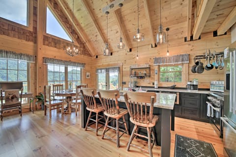 Luxe Log Cabin w/ Modern Finishes & Mtn Views House in Maggie Valley