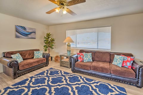 Cozy Pet-Friendly Home w/Grill By The Lake! Haus in Lake Havasu City