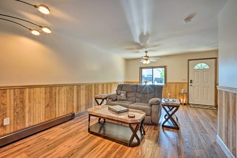 Recently Renovated Bolton Abode w/ Fire Pit! Casa in Bolton Landing