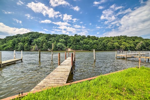 Lovely Kalamazoo River Home w/ Dock & Hot Tub Cottage in Saugatuck