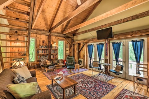 Pet-Friendly Leicester 'Mountain View' Escape Apartment in Buncombe County